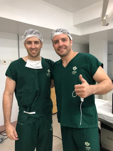 Dr. Antonio Maltez e Dr. José Maltez no ambiente cirúrgico